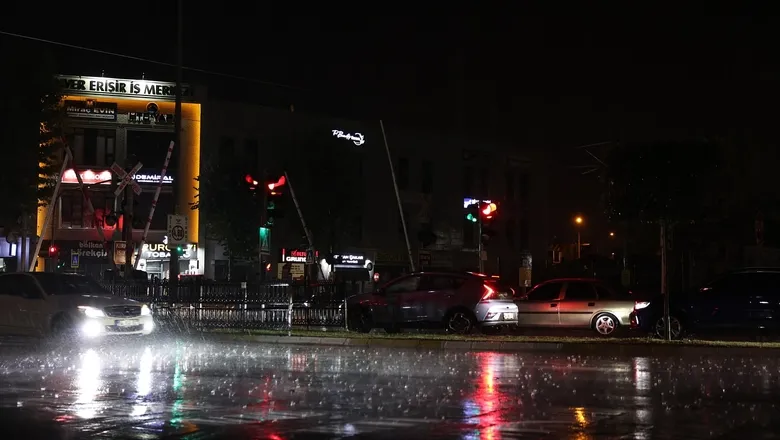 Sakarya'da şimşekler geceyi aydınlattı