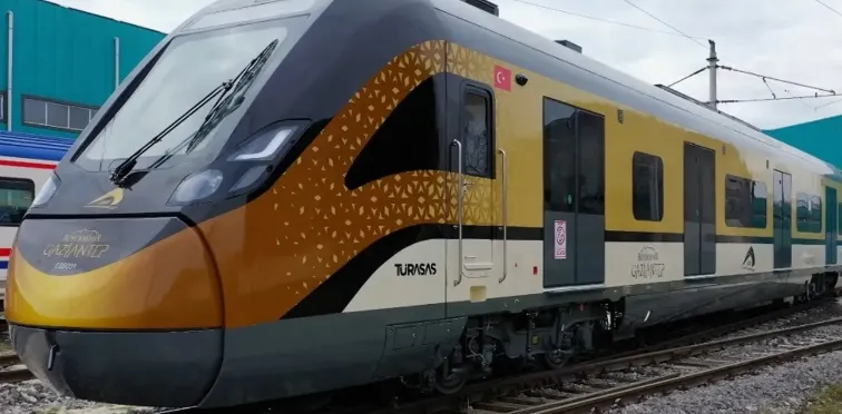 Sakarya'da üretilen dördüncü banliyö tren seti Gaziantep'e teslim edildi