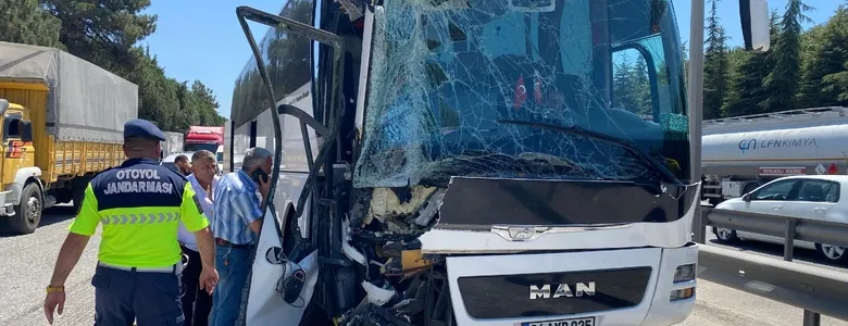 Sakarya'dan İstanbul'a giden otobüs kazaya karıştı: 1'i ağır 3 yaralı