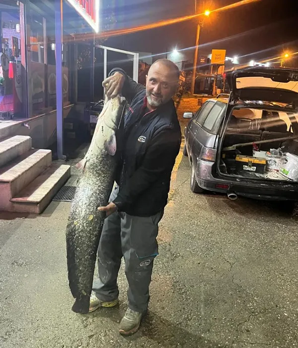 Sakarya Nehri'nde dev yayın yakaladı