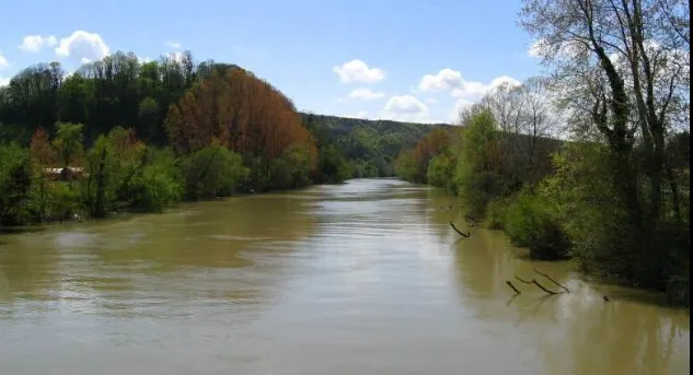 Sakarya Nehri'ne kıyı tahkimatı yapılıyor