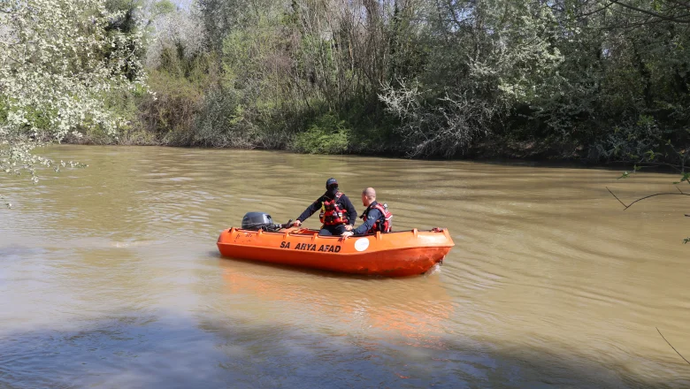 Sakarya Nehri'ne düşen çocuğu arama çalışmalarında sürüyor
