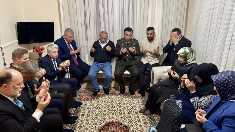 Sakarya Protokolü Şehit Karakuş'un ailesini ziyaret ettiler