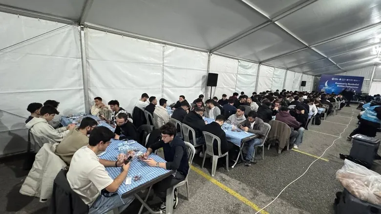 Sakarya’da farklı renk ve coğrafyadan öğrenciler aynı sofrada oruç açıyor