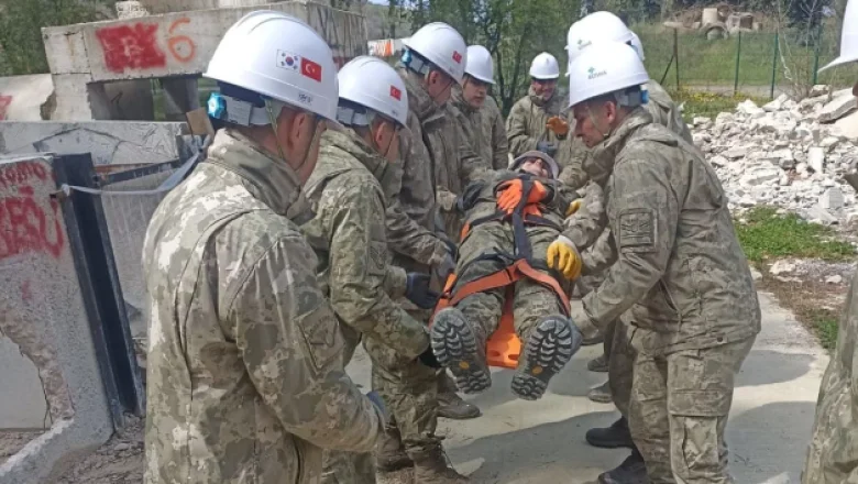 Sakarya’da komandolara enkazda arama kurtarma eğitimi
