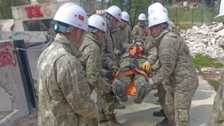 Sakarya’da komandolara enkazda arama kurtarma eğitimi