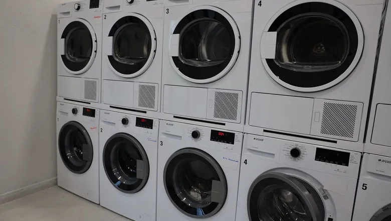 Sakarya’da öğrenciler çamaşırları yıkanırken kitap okuyor