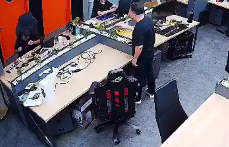 Sakaryalı ünlü yayıncı çalışanına saksı fırlattı