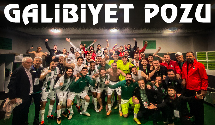 Sakaryaspor'da maç sonrası galibiyet pozu