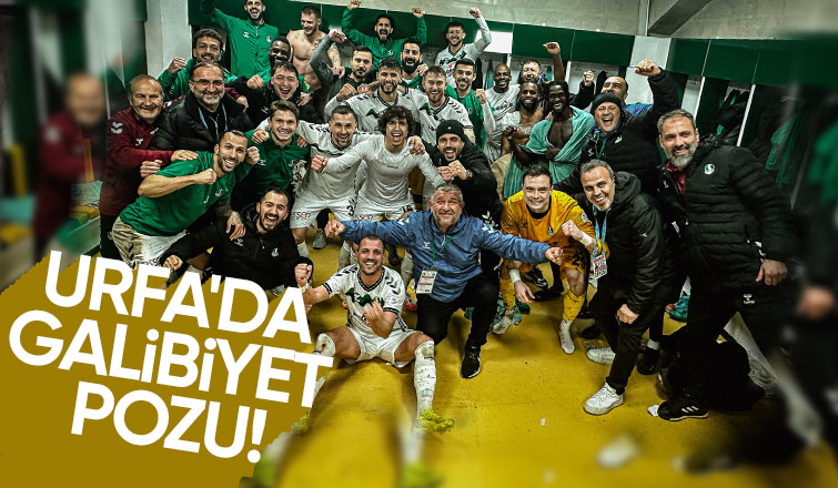 Sakaryaspor'lu futbolculardan galibiyet pozu