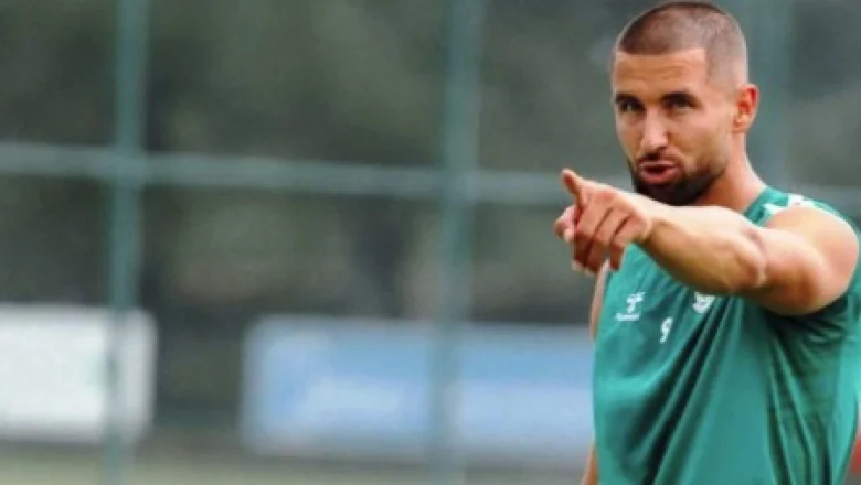 Sakaryaspor'da yaprak dökümü; Bir futbolcu daha ayrıldı