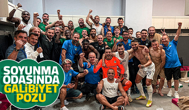 Sakaryasporlu futbolculardan galibiyet pozu