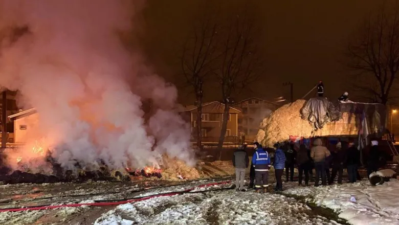 Saman yüklü kamyon yandı