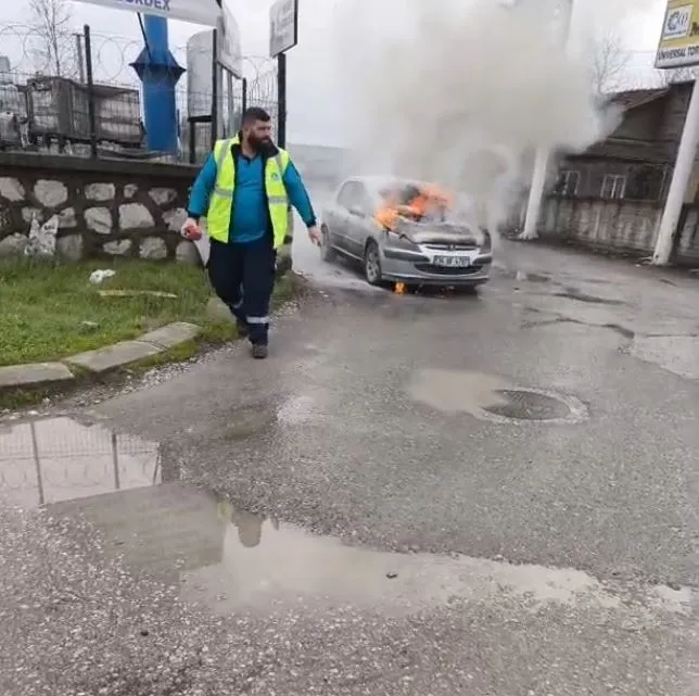 Sanayide yanan araca söndürme tüpleri müdahale ettiler