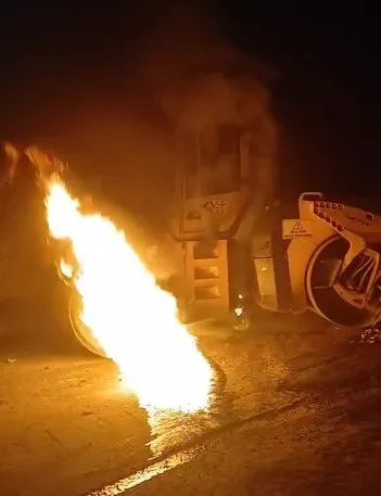 Şantiyede yangın; iş makinesi yandı