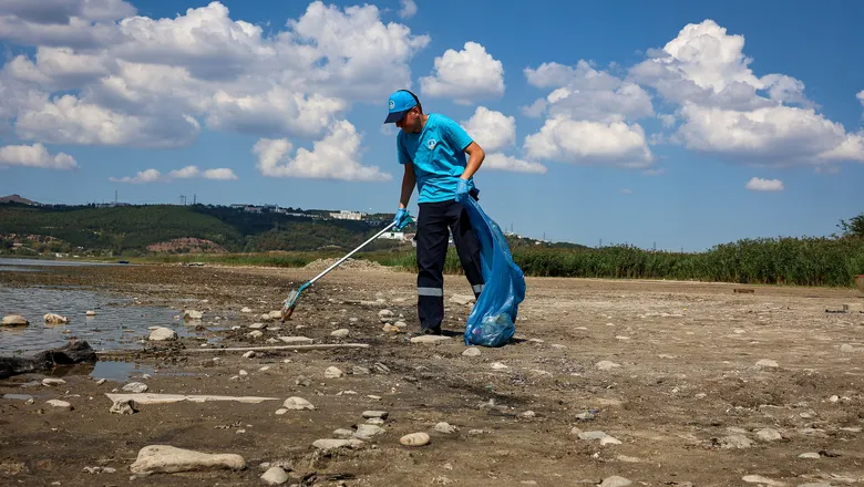 Sapanca Gölü çevresinden 2 ton çöp toplandı