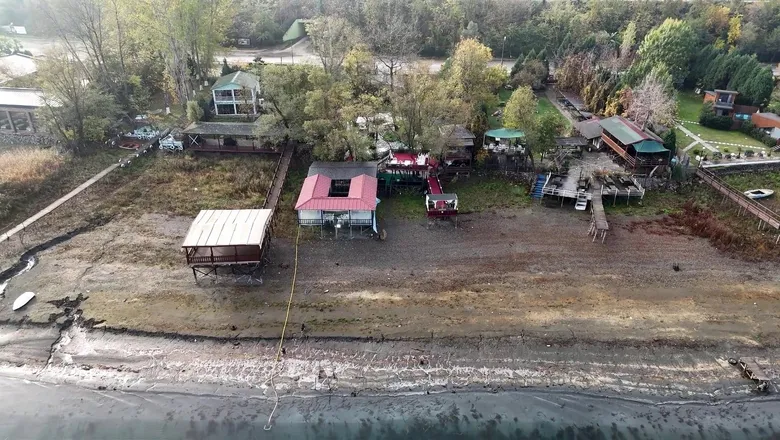 Sapanca Gölü'nde kaçak yapı sahiplerine yıkım tebligatları gönderildi