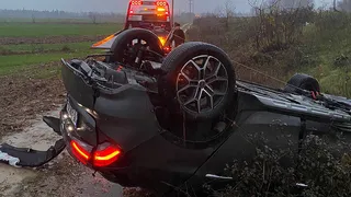 Şarampole uçan araç takla attı