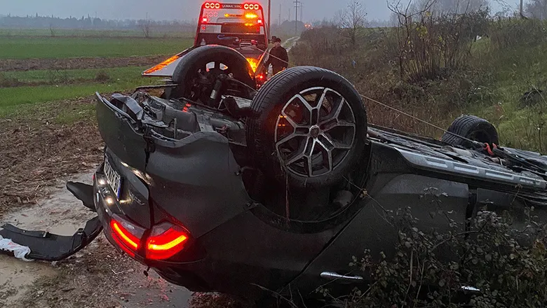 Şarampole uçan araç takla attı