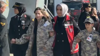 Şehidimiz Akın Karakuş'un naaşını çocukları üniforma ile karşıladı