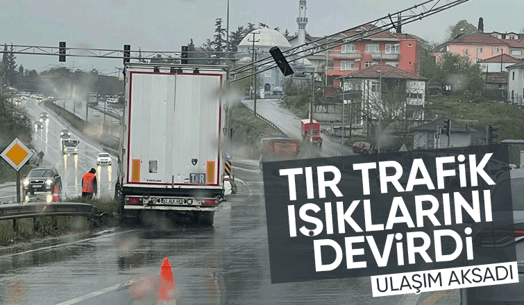 Serdivan’da Tır Trafik Işıkları Direğine Çarptı, Yol Trafiğe Kapandı