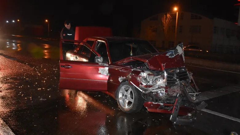 Servis minibüsü ile otomobil çarpıştı; 2 yaralı