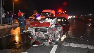 Servis minibüsü ile otomobil çarpıştı; 2 yaralı