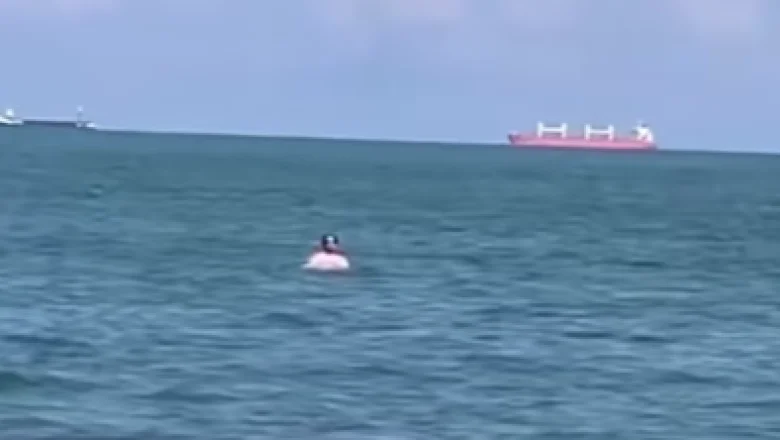 Sezonu erken açtı, Denize girip yüzdü