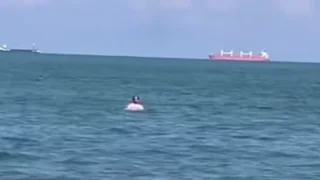 Sezonu erken açtı, Denize girip yüzdü