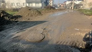 Sokak çamur içinde kaldı