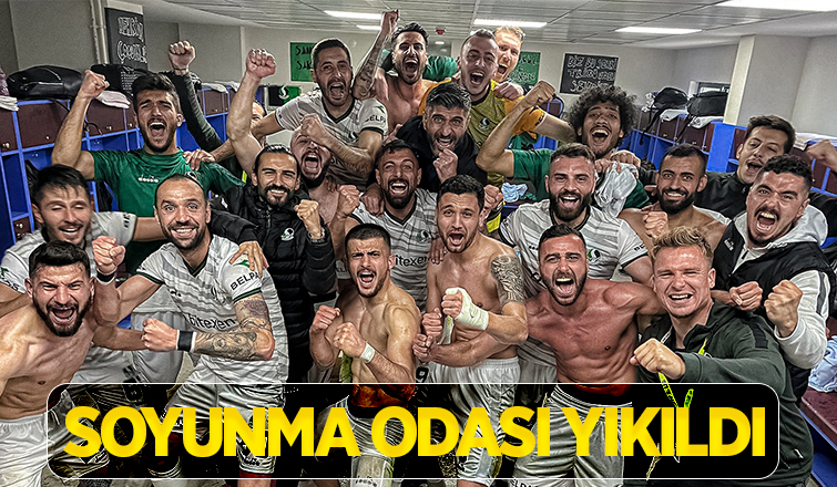 Soyunma odasında galibiyet pozu