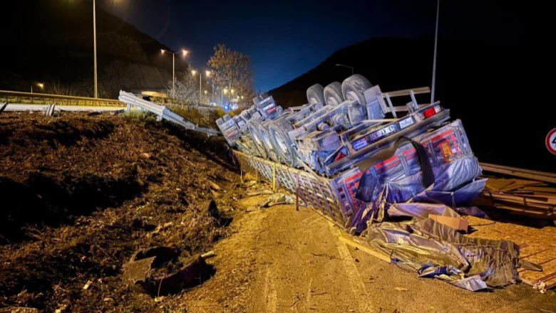 Sunta yüklü tır şarampole uçtu