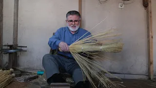 Süpürge ustası Ahilik Esnaf Beratı ile onurlandırıldı
