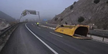 Sürücünün dalgınlığı karayolunda dehşet yaşattı