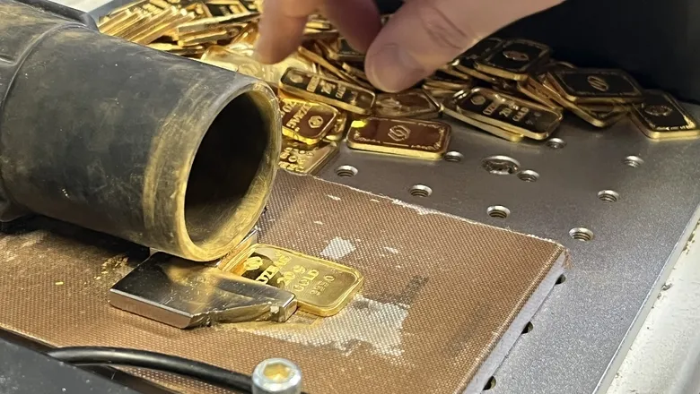 Talebe karşılamak için gece gündüz altın üretiyorlar