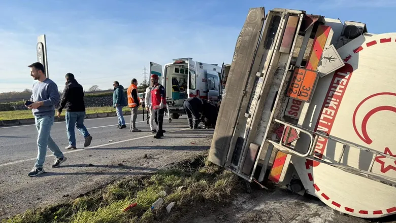 Tanker devrildi, sürücü yaralı