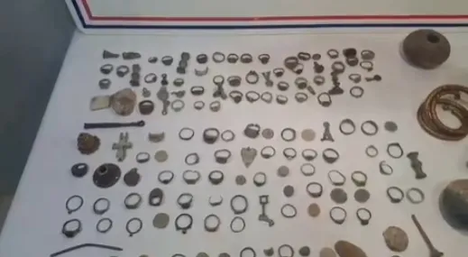 Tarihi eser kaçakçılarına operasyon; Yüzlerce eser ele geçirildi