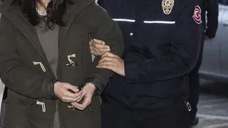 Tartıştığı kadına kıyafeti üzerinden hakaret eden kadına gözaltı