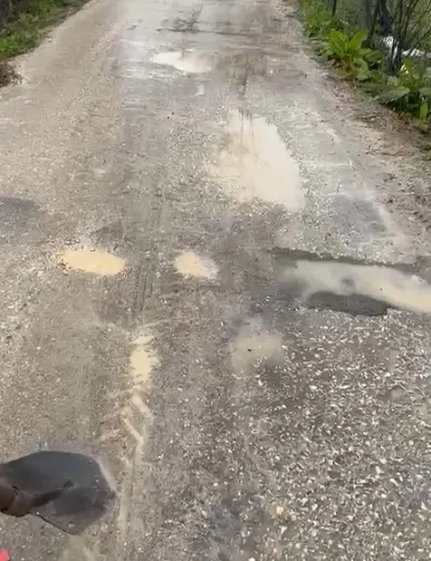 Taşağıl'da bayram günü vatandaş yoldaki çukurları kapatıyor