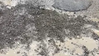 Taşağıl'da bayram günü vatandaş yoldaki çukurları kapatıyor