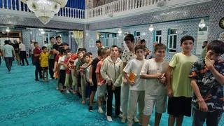 Taşburun Şehitali Camii'nde çocuklar Teravih namazında camiyi dolduruyor