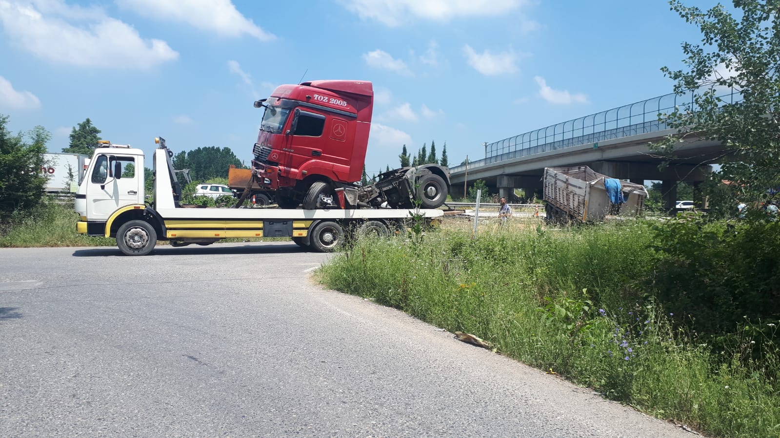 TEM'de mısır yüklü tır devrildi