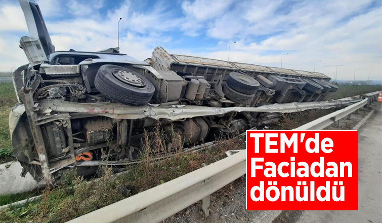 TEM'de sac yüklü tır devrildi: 2 yaralı