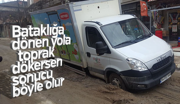Ticari Araç Toprak Yolda Battı