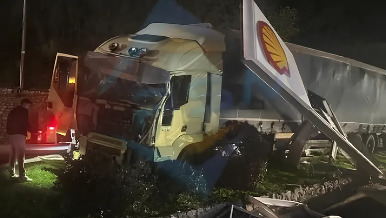 Tır akaryakıt istasyonuna daldı