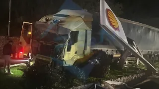 Tır akaryakıt istasyonuna daldı