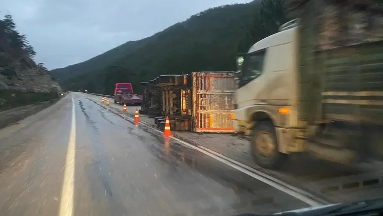 Tır devrildi, sürücü yaralandı