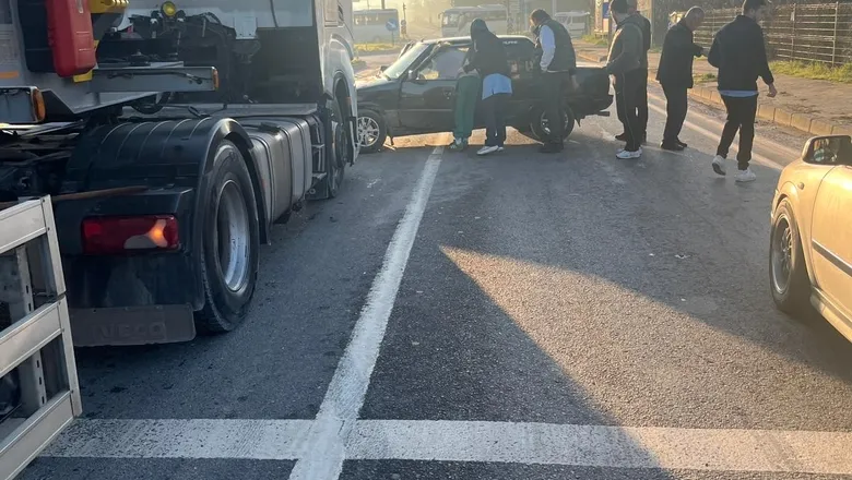 Tır ile otomobil çarpıştı