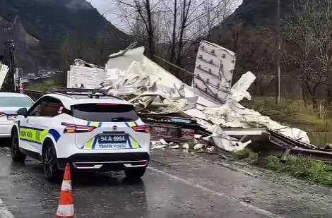 Tır kaza yaptı etler etrafa dağıldı