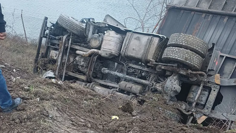 Tır Sakarya Nehri'ne uçuyordu